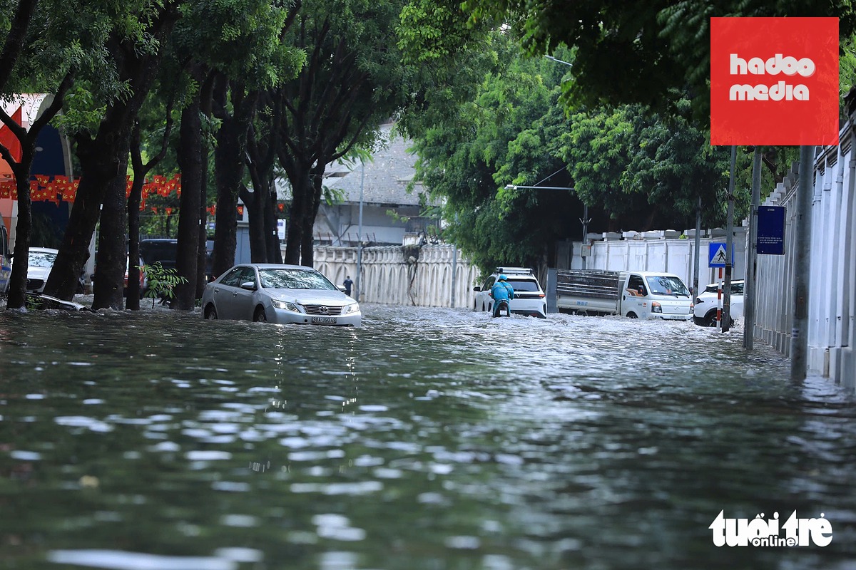 Ngập sâu trên phố Thụy Khuê trưa 27-7 - Ảnh: DANH KHANG