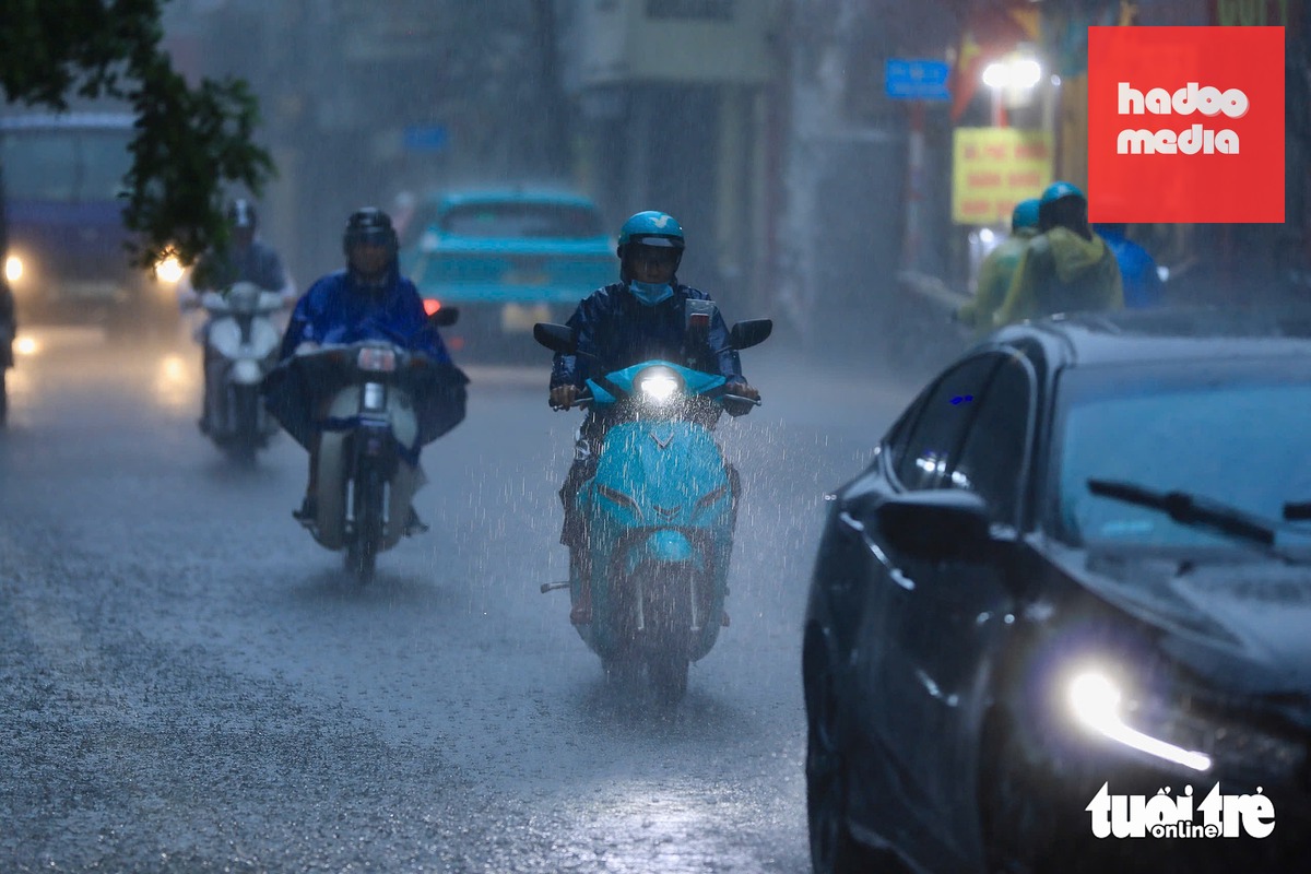 Trong trưa 27-7, Hà Nội xảy ra trận mưa lớn, kéo dài 30 phút - Ảnh: DANH KHANG