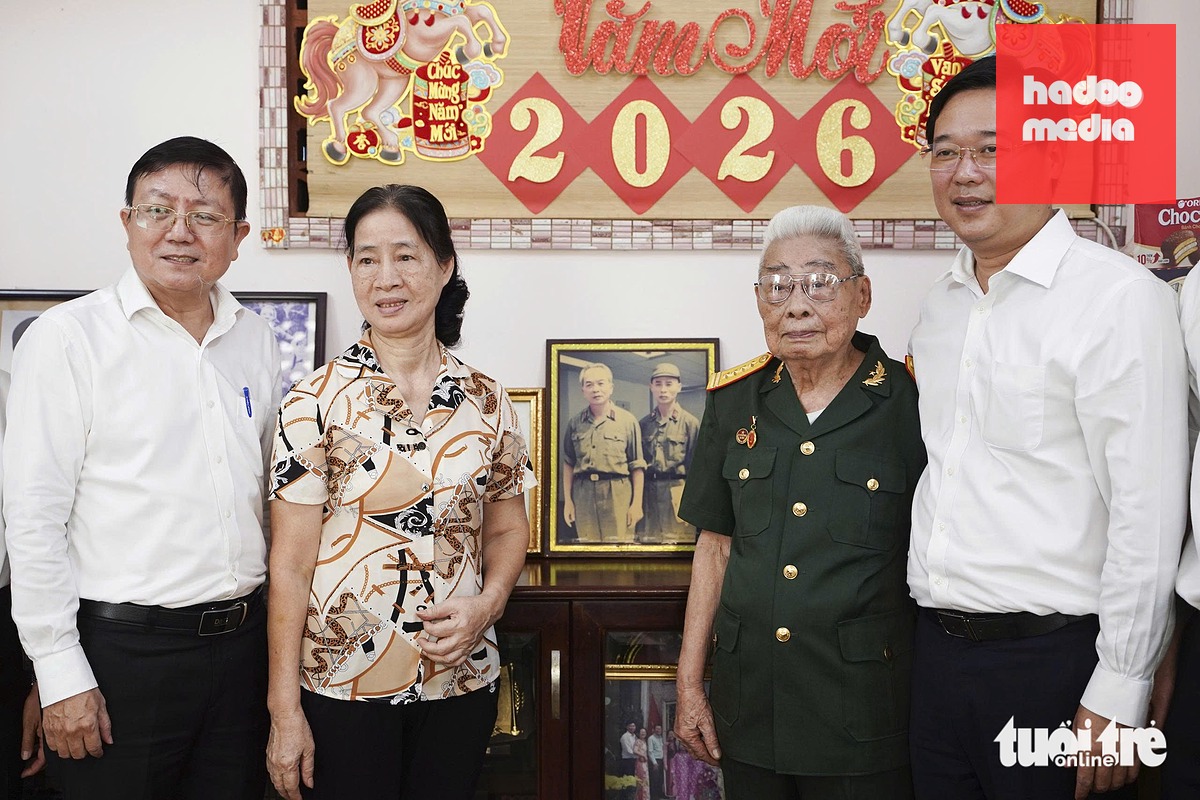 Phó bí thư thường trực Thành ủy TP.HCM Lê Quốc Phong thăm ông Trần Thắng Phúc - Ảnh: KỲ PHONG