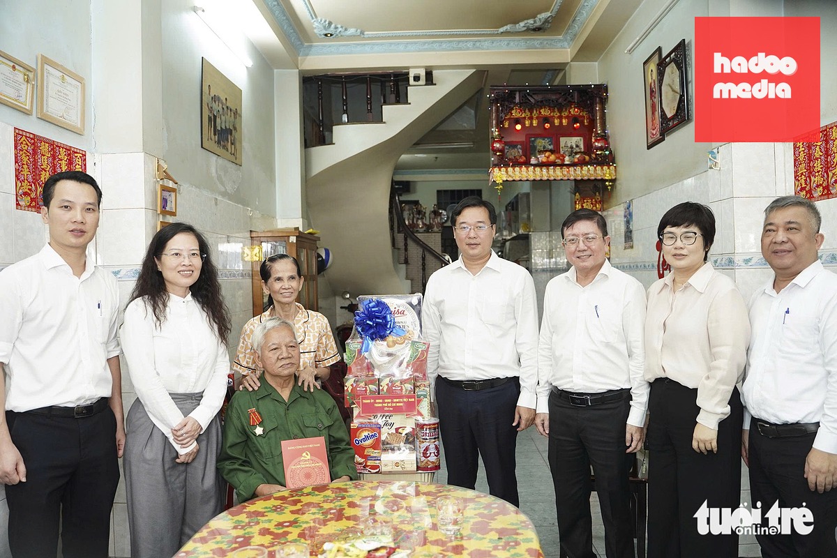 Phó bí thư thường trực Thành ủy TP.HCM Lê Quốc Phong thăm ông Lê Văn Mễ - Ảnh: KỲ PHONG