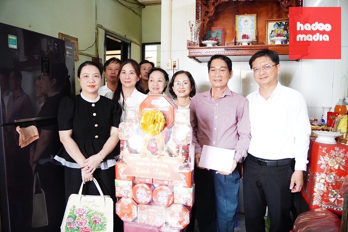 Phó chủ tịch UBND TP.HCM Nguyễn Mạnh Cường thăm ông Hà Trung Nghĩa - Ảnh: HỮU DUY