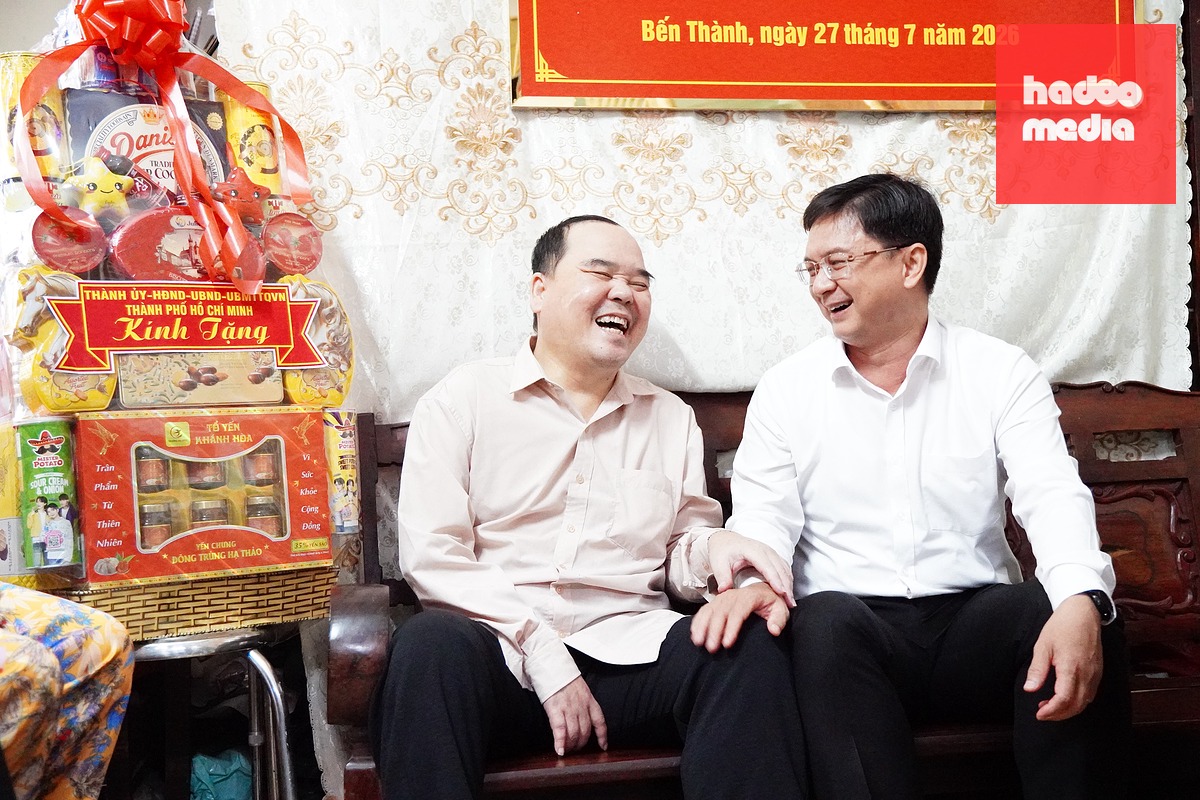 Phó chủ tịch UBND TP.HCM Nguyễn Mạnh Cường thăm ông Trần Công Hiệu - Ảnh: HỮU DUY