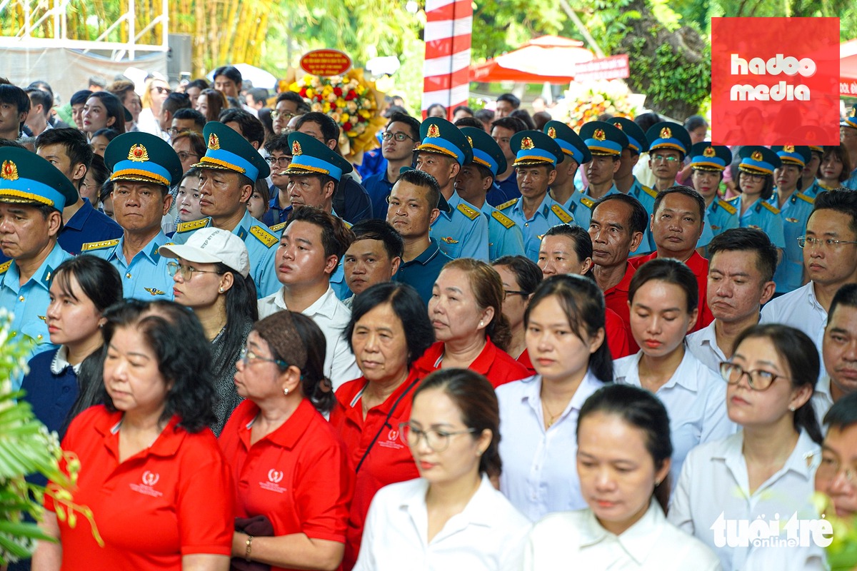 Sáng 27-7, rất đông người dân và các tổ chức, đoàn thể đến dâng hương, dâng hoa tưởng niệm các anh hùng liệt sĩ tại công viên Lê Thị Riêng nhân kỷ niệm 79 năm Ngày Thương binh - Liệt sĩ - Ảnh: TRÍ ĐỨC