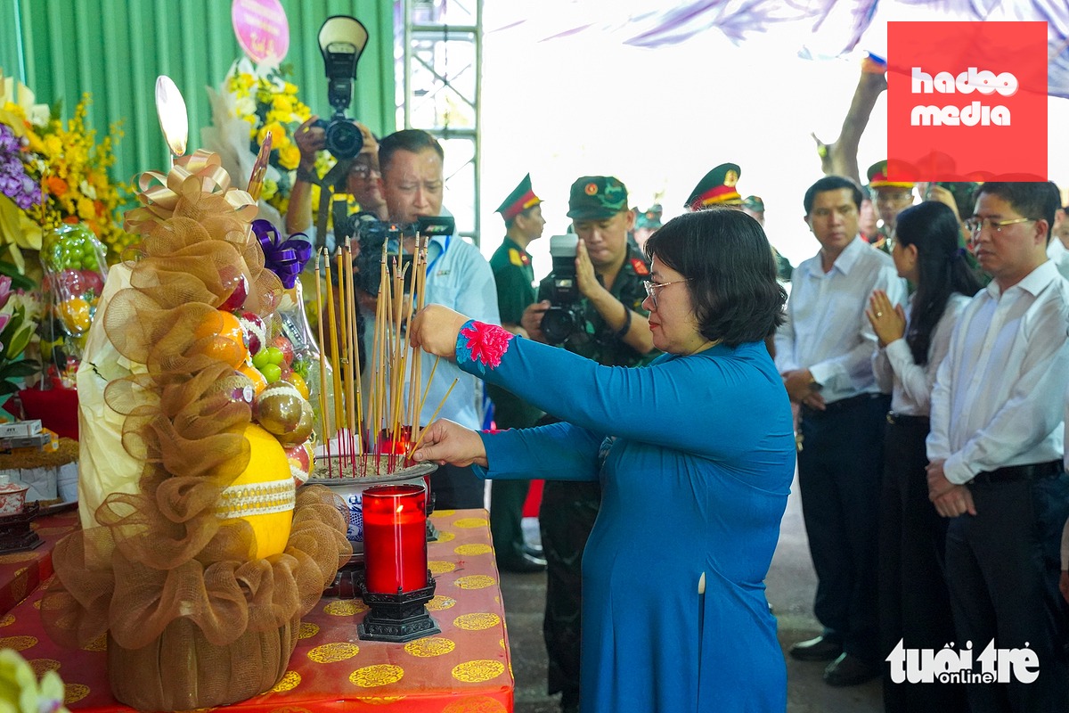 Phó bí thư Thành ủy Văn Thị Bạch Tuyết cùng đoàn công tác các cơ quan chuyên trách, tham mưu, giúp việc Thành ủy dâng hương tưởng niệm các anh hùng liệt sĩ sáng 27-7 - Ảnh: LÊ PHAN