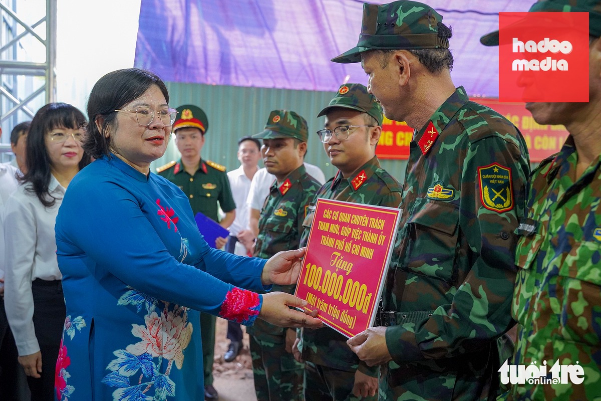 Nén hương và hoa thắm đượm lòng thành kính tại Công viên Lê Thị Riêng ngày 27-7 - Ảnh 3.