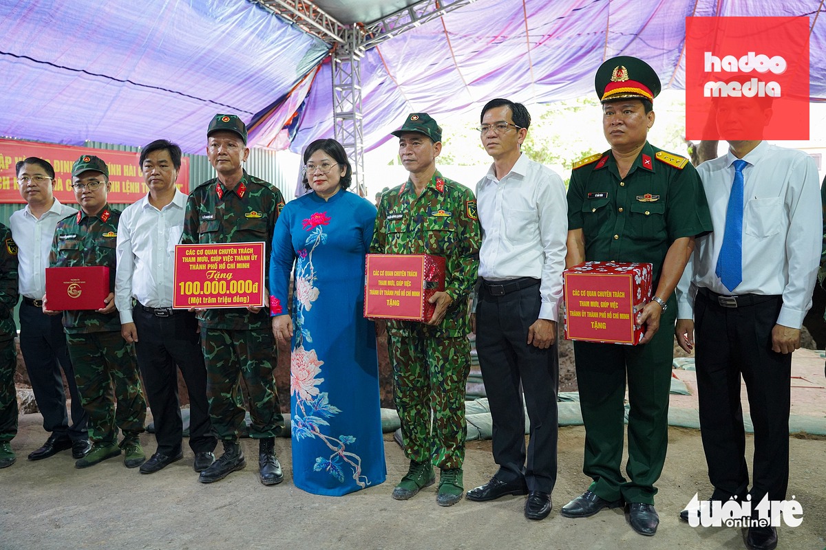 Nén hương và hoa thắm đượm lòng thành kính tại Công viên Lê Thị Riêng ngày 27-7 - Ảnh 4.