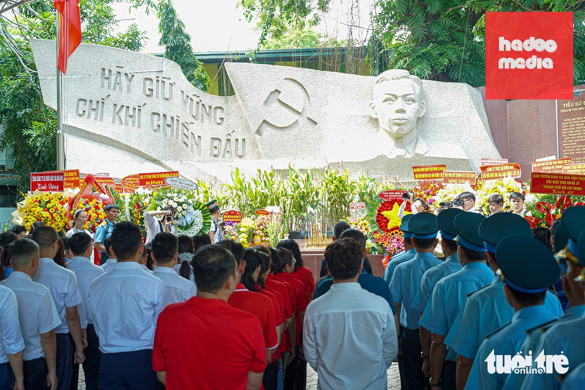 Suốt buổi sáng 27-7, dòng người nối nhau đến dâng hương các anh hùng liệt sĩ tại công viên Lê Thị Riêng - Ảnh: TRÍ ĐỨC
