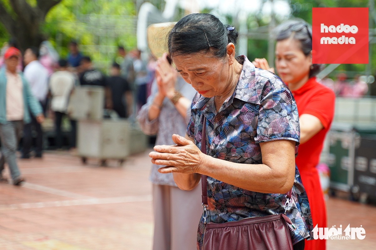 Đến dâng hương tại công viên Lê Thị Riêng sáng 27-7, bà Nguyễn Thị Hồng Hà (phường Cát Lái) cho biết mấy mươi năm nay, gia đình vẫn đau đáu tìm lại hài cốt của người anh liệt sĩ - Ảnh: LÊ PHAN