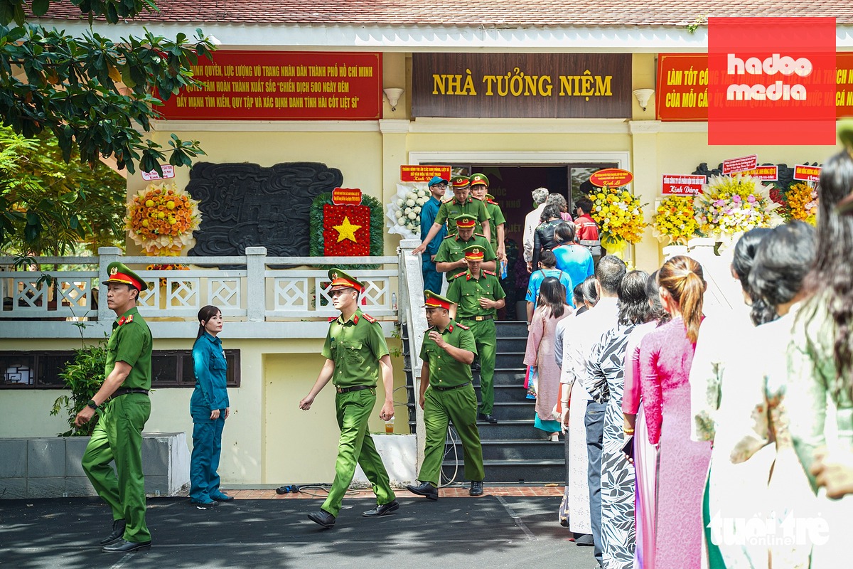 Dòng người vào dâng hương tại khu vực nhà tưởng niệm, nơi hiện là nhà quàn hài cốt các anh hùng liệt sĩ được tìm thấy tại công viên Lê Thị Riêng - Ảnh: TRÍ ĐỨC