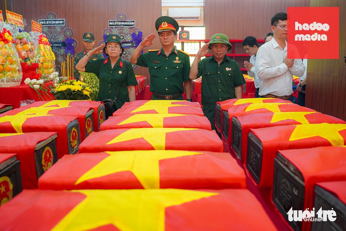 Các cựu chiến binh trang nghiêm chào trước hài cốt các anh hùng liệt sĩ được tìm thấy ở công viên Lê Thị Riêng - Ảnh: LÊ PHAN