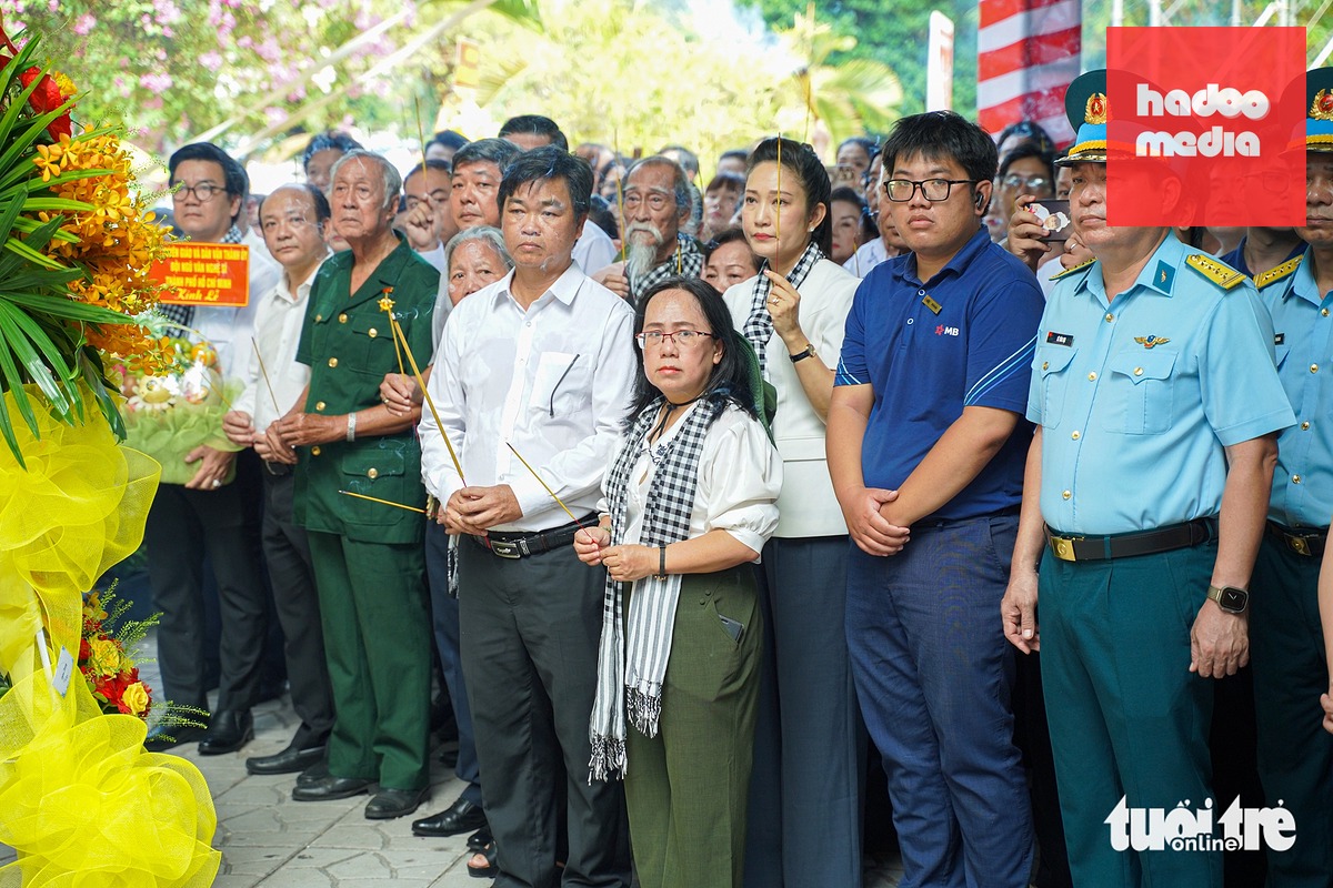 Ông Lê Văn Minh - Phó trưởng ban thường trực Ban Tuyên giáo và Dân vận Thành ủy, bà Đinh Thị Thanh Thủy - Phó trưởng Ban Tuyên giáo và Dân vận, bà Nguyễn Thị Thanh Thúy - Phó giám đốc Sở Văn hóa và Thể thao TP.HCM, cùng đoàn Ban Tuyên giáo và Dân vận và các văn nghệ sĩ đến dâng hương tri ân các anh hùng liệt sĩ ở công viên Lê Thị Riêng - Ảnh: TRÍ ĐỨC