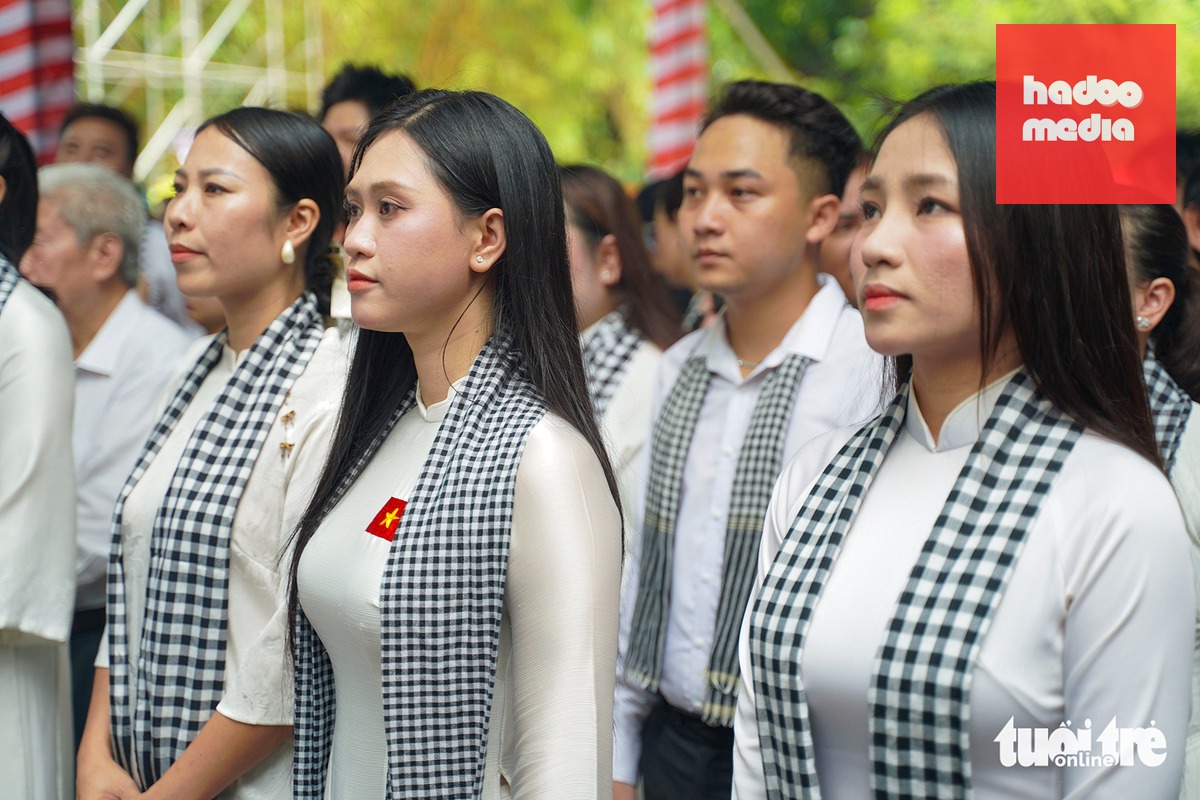 Các văn nghệ sĩ thành kính dâng hương anh hùng liệt sĩ tại công viên Lê Thị Riêng - Ảnh: LÊ PHAN