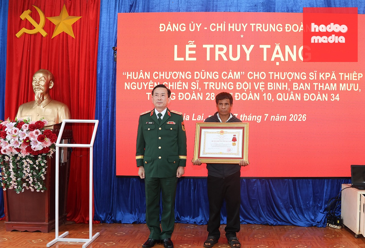 Trung tướng Lê Minh Quang, Chính ủy Quân đoàn 34, trao Huân chương Dũng cảm cho đại diện gia đình thượng sĩ Kpă Thiêp ngày 27-7 - Ảnh: CHU HOÀI