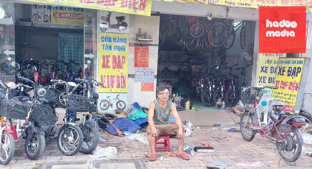 Ông L. tại cửa hàng nơi tạm trú - Ảnh: FBNV