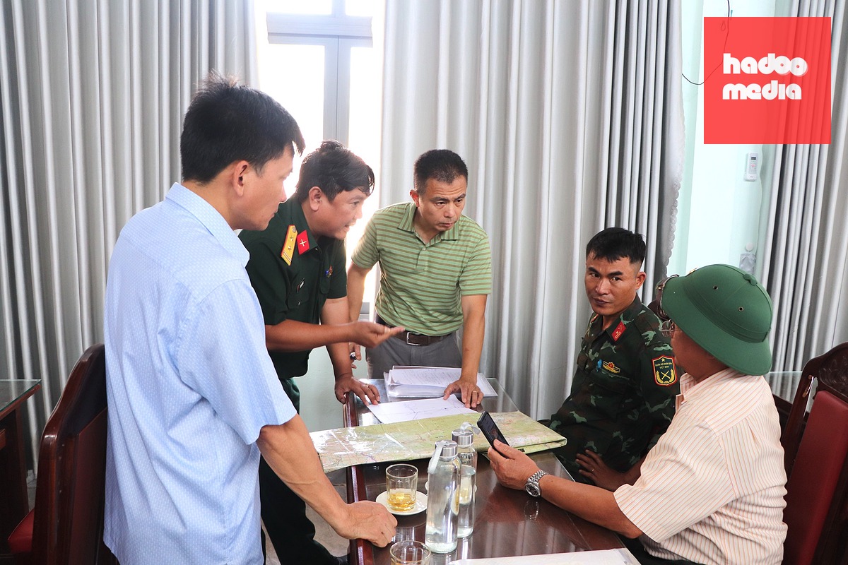 Ông Trần Ngọc Tuân (giữa) trao đổi với cựu chiến binh và lãnh đạo Ban Chỉ huy Quân sự xã Phước Hiệp các nhận định về nơi an táng chú ruột là liệt sĩ Trần Văn Cang ngày 27-7 - Ảnh: TRẦN THƯỜNG
