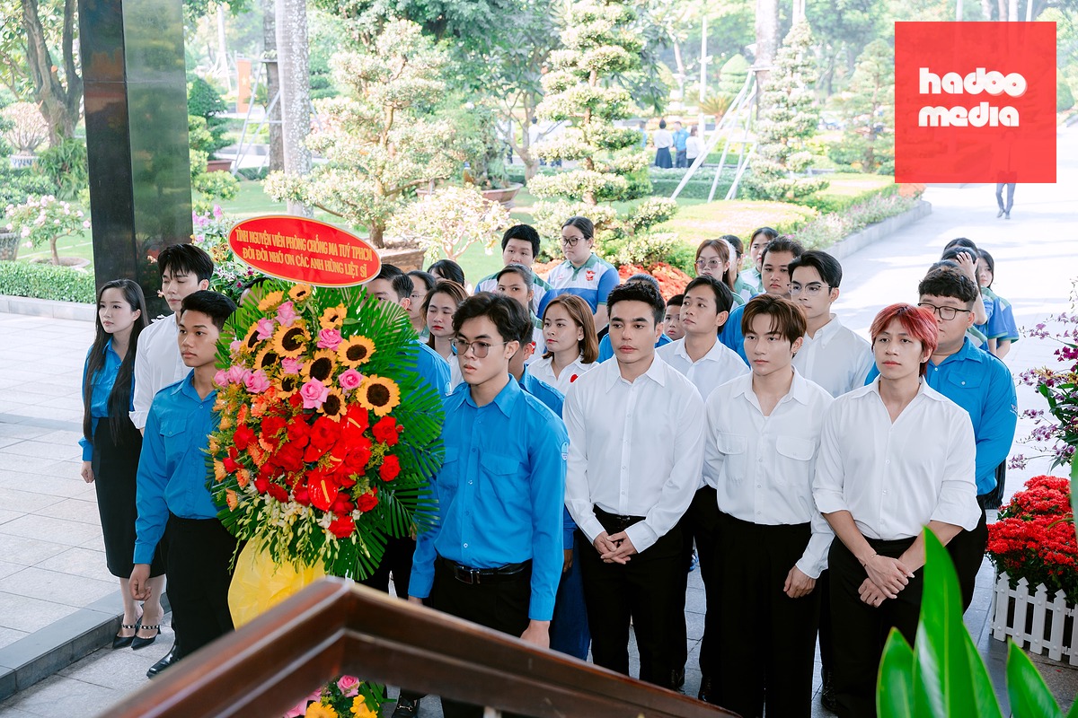 Đoàn tình nguyện viên phòng, chống ma túy TP.HCM dâng hương tại Nghĩa trang liệt sĩ TP.HCM - Ảnh: PC04
