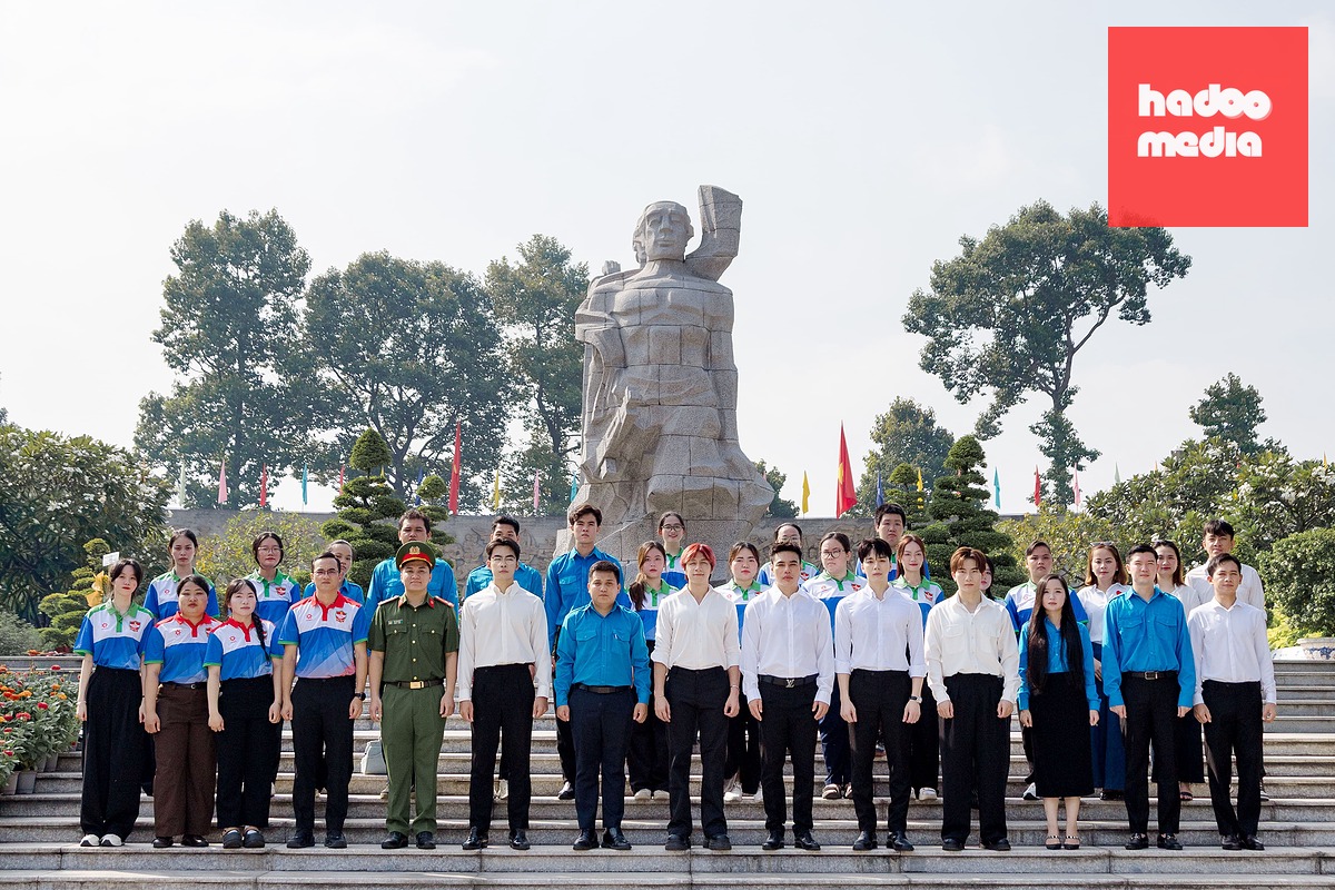 Đoàn đã mặc niệm, dâng hoa, thắp hương tri ân các Mẹ Việt Nam anh hùng, các Anh hùng liệt sĩ - Ảnh: PC04