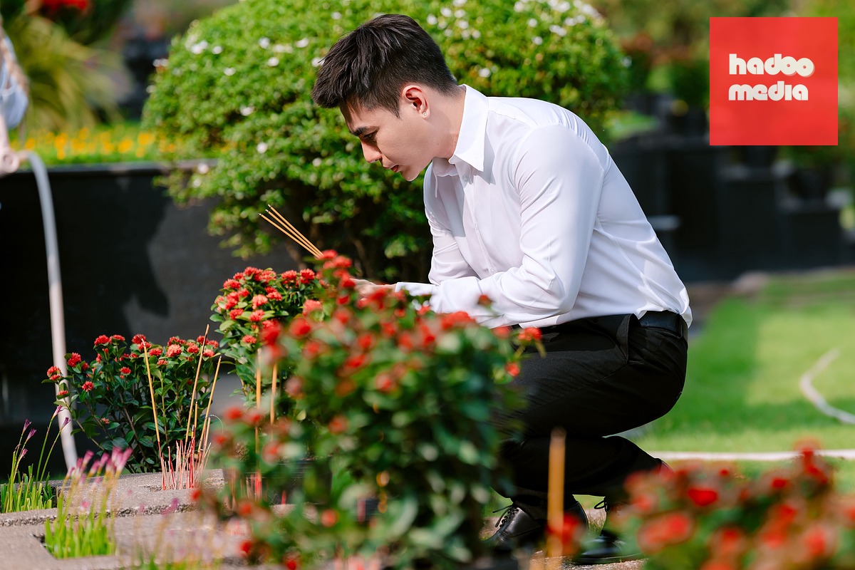 Diễn viên Lê Dương Bảo Lâm thắp hương tri ân các Mẹ Việt Nam anh hùng, các Anh hùng liệt sĩ