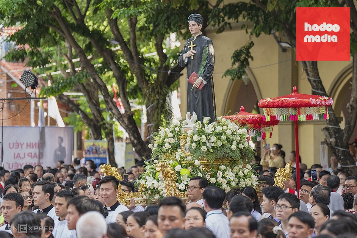 Tượng Chân phước Anrê Phú Yên được rước vào lễ đài, nơi có khoảng 2.000 giáo dân đến dự thánh lễ. Ảnh: Nguyễn Đông