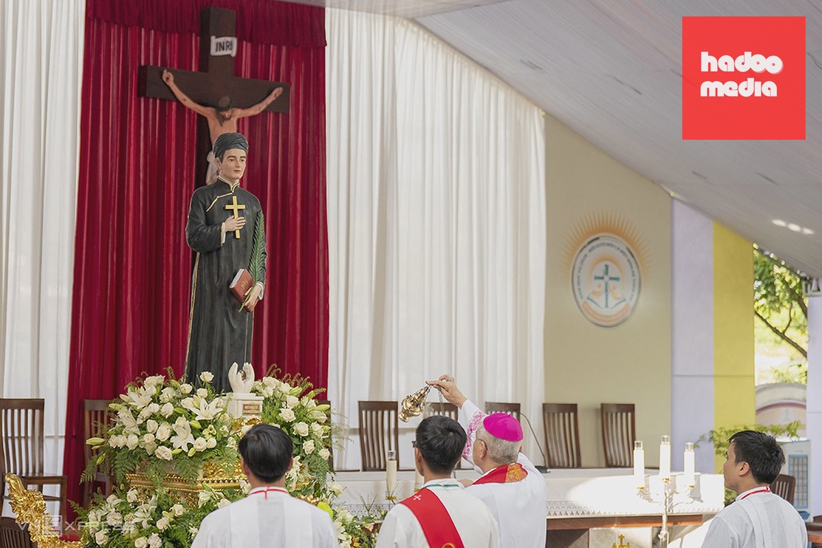 Đức Tổng giám mục Giuse Đặng Đức Ngân xông hương trước tượng và thánh tích Chân phước Anrê Phú Yên. Ảnh: Nguyễn Đông