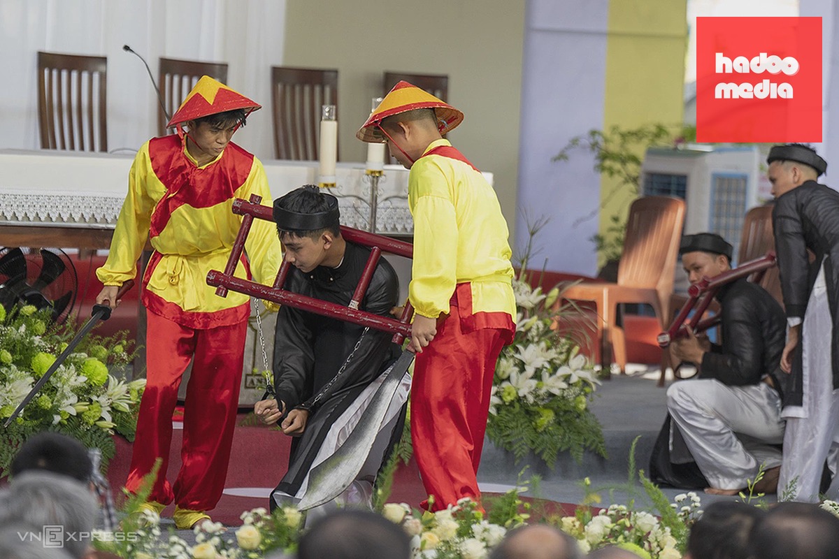 Phẫn diễn nguyện tái hiện cuộc đời và tử đạo của Chân phước Anrê Phú Yên, do giáo lý viên giáo xứ Phú Thượng thực hiện. Ảnh: Nguyễn Đông