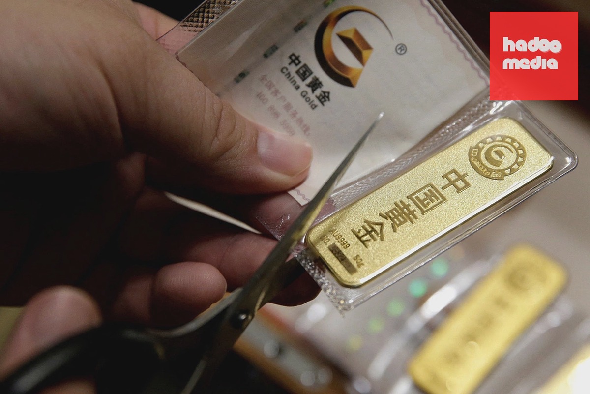 Vàng miếng loại 50 gram được bày bán tại Bắc Kinh (Trung Quốc). Ảnh: Reuters