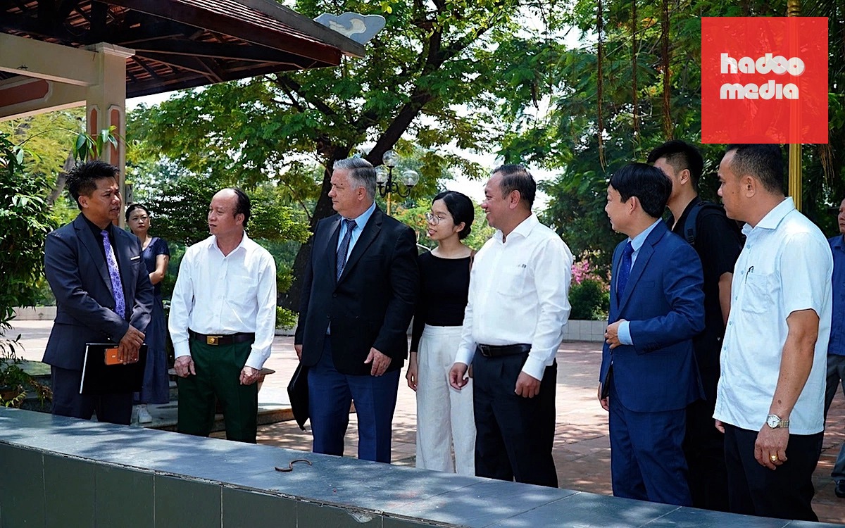 Nhóm nghiên cứu Sáng kiến Tìm kiếm người Việt Nam mất tích trong chiến tranh do tiến sĩ Stephen Maxner (thứ 3 từ trái sang) dẫn đầu cùng Bộ Tư lệnh TP HCM khảo sát vị trí các rãnh mộ chôn tập thể chiến sĩ tại công viên Lê Thị Riêng. Ảnh: Đình Văn