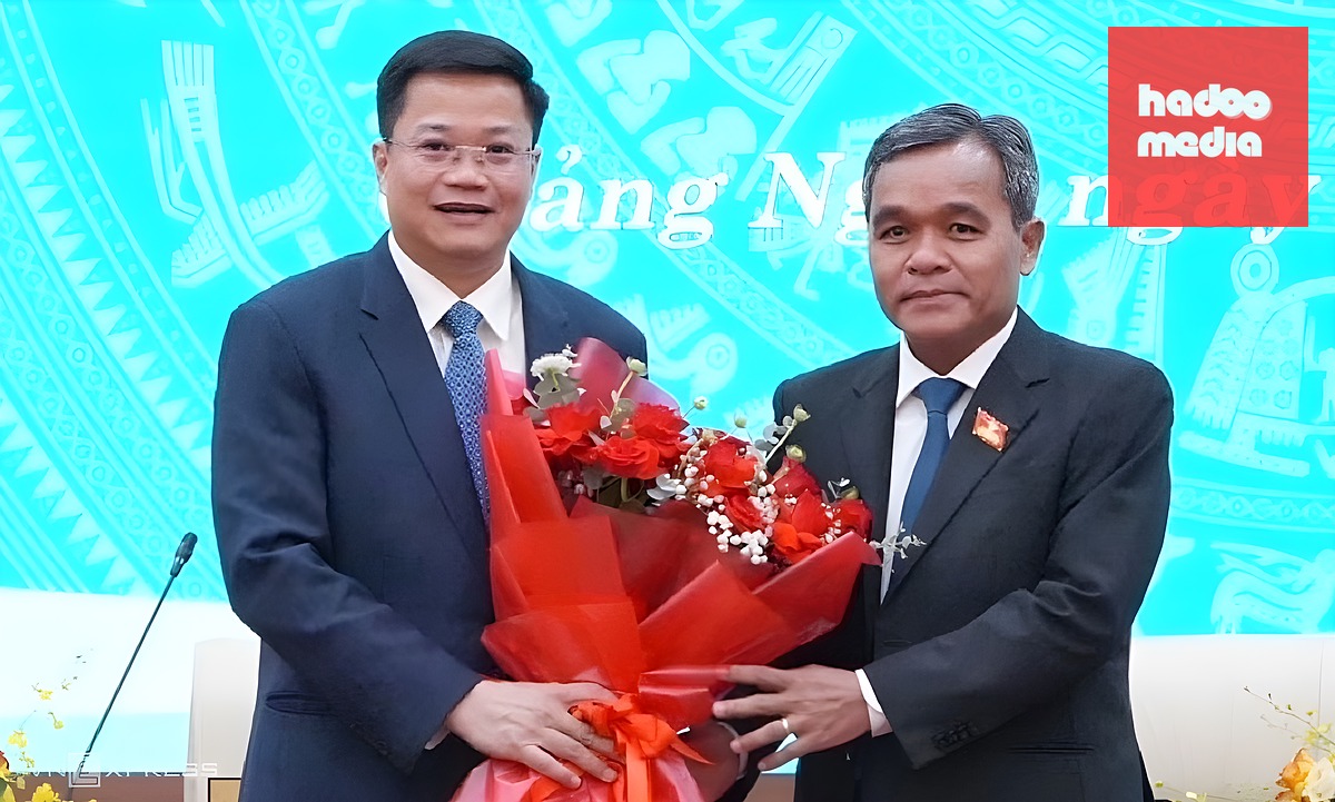 Ông Hồ Văn Niên, Bí thư Tỉnh ủy Quảng Ngãi tặng hoa tân Chủ tịch UBND tỉnh Nguyễn Đức Tâm. Ảnh: Phạm Linh
