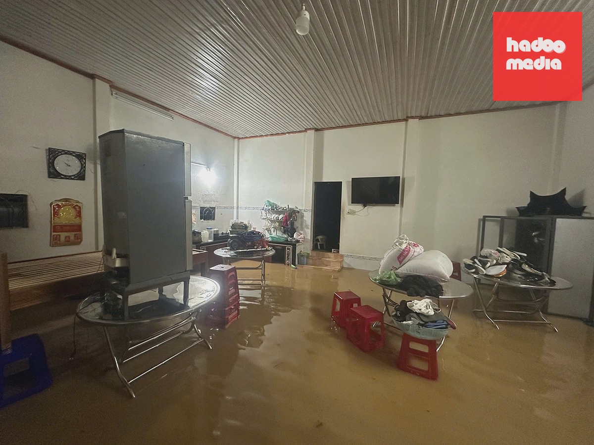 Một căn nhà ở phường 3, Bảo Lộc ngập sâu, chủ nhà phải kê cao đồ đạc tránh hư hỏng. Ảnh: Hoài Thanh