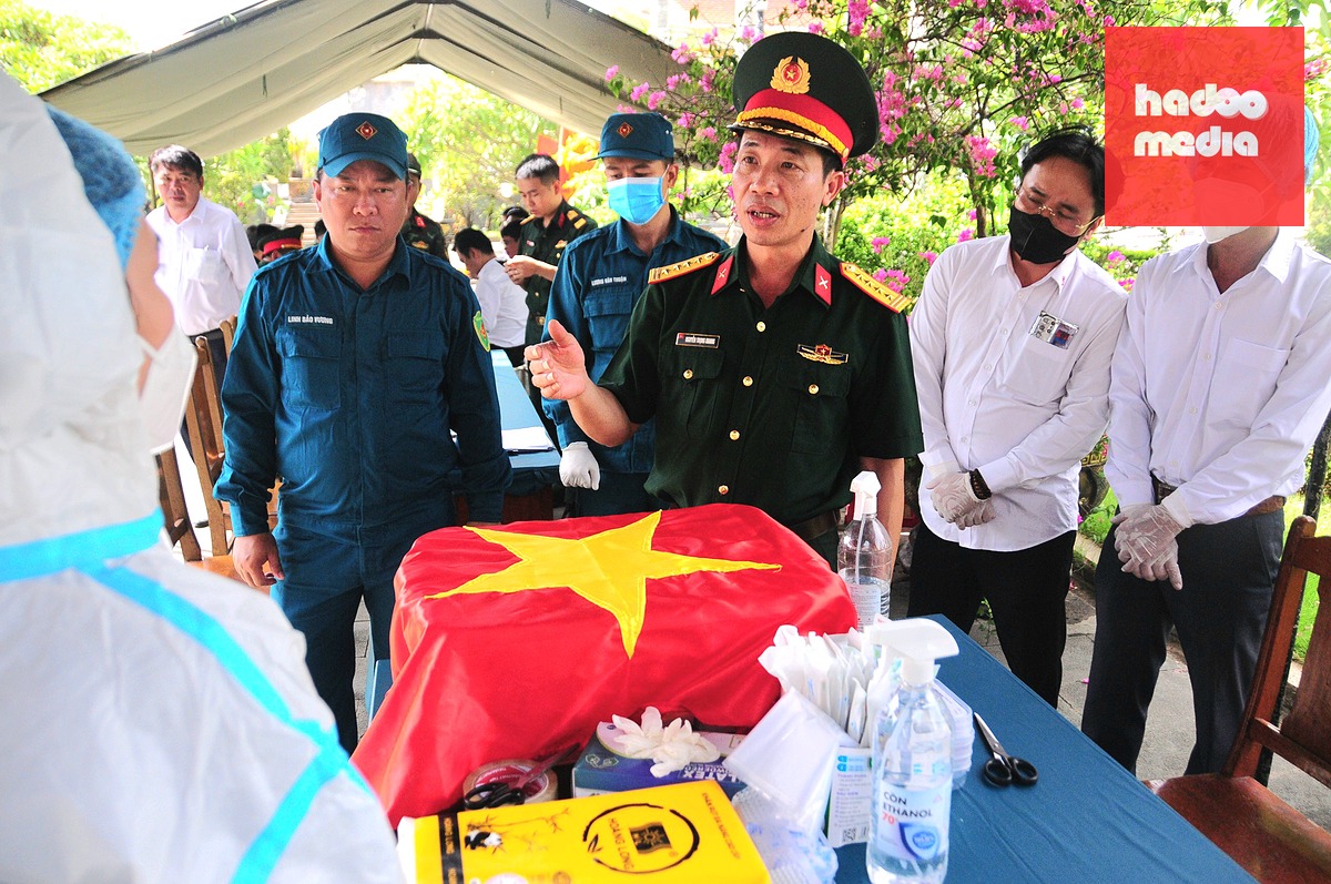 Hài cốt liệt sĩ được khai quật để lấy mẫu ADN tại Nghĩa trang liệt sĩ Hòa Quý, TP Đà Nẵng - Ảnh: B.D.