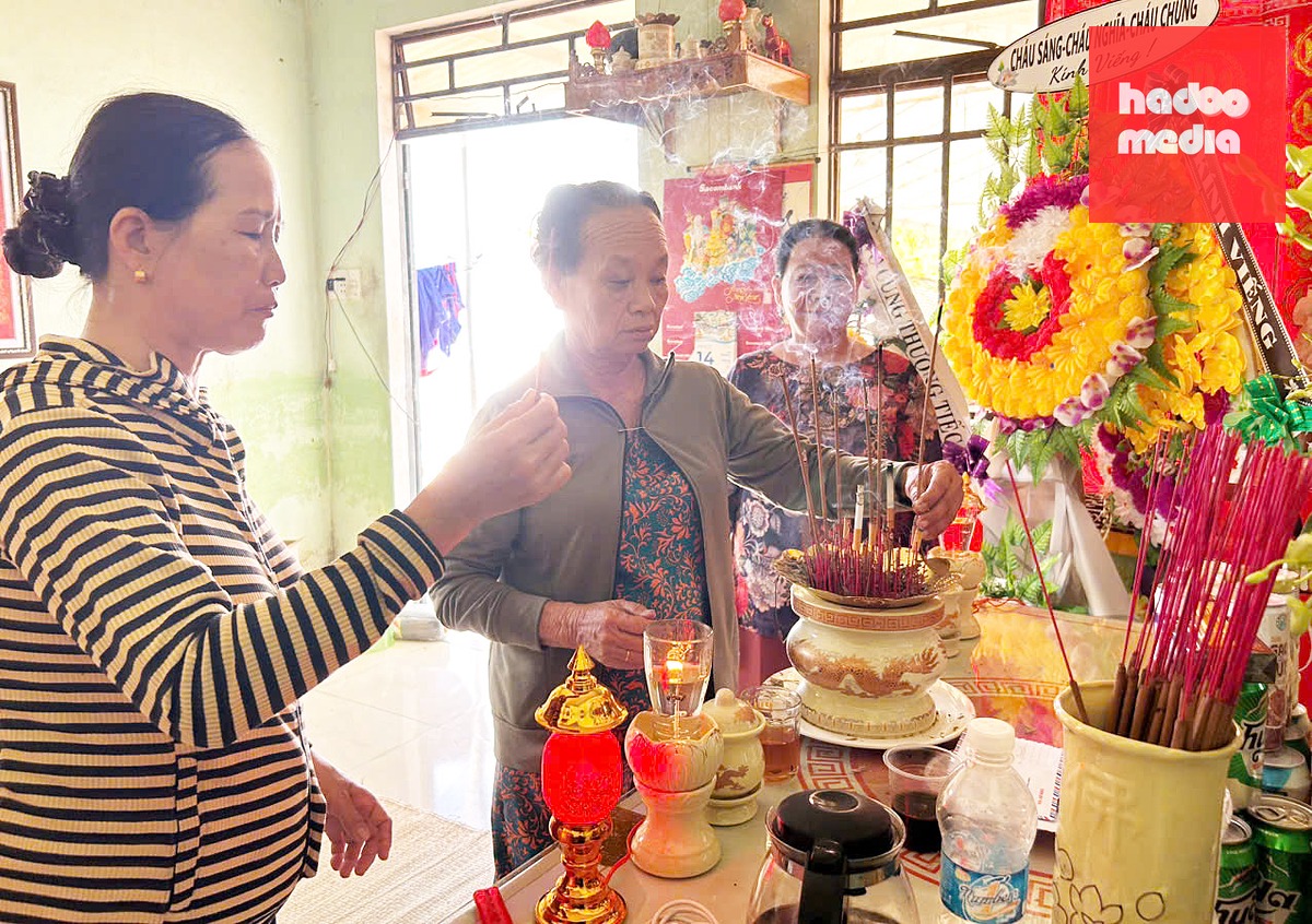 Hàng xóm, người thân thắp hương tưởng niệm ông L. - Ảnh: QUỐC VIỆT