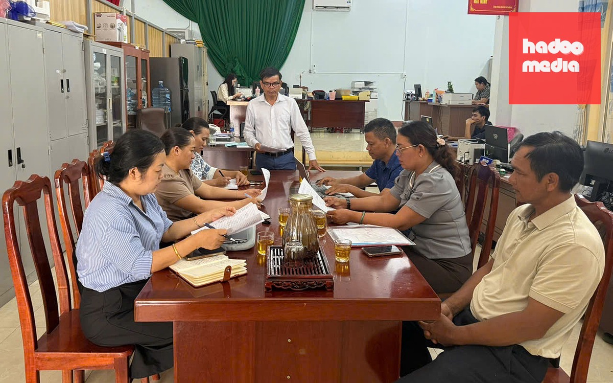 Ông Phùng Minh Chương - Trưởng Phòng Văn hóa - Xã hội xã Ea Ktur (đứng) - thông tin kết quả xác minh vụ thức ăn bị tố có giòi - Ảnh: C.N.