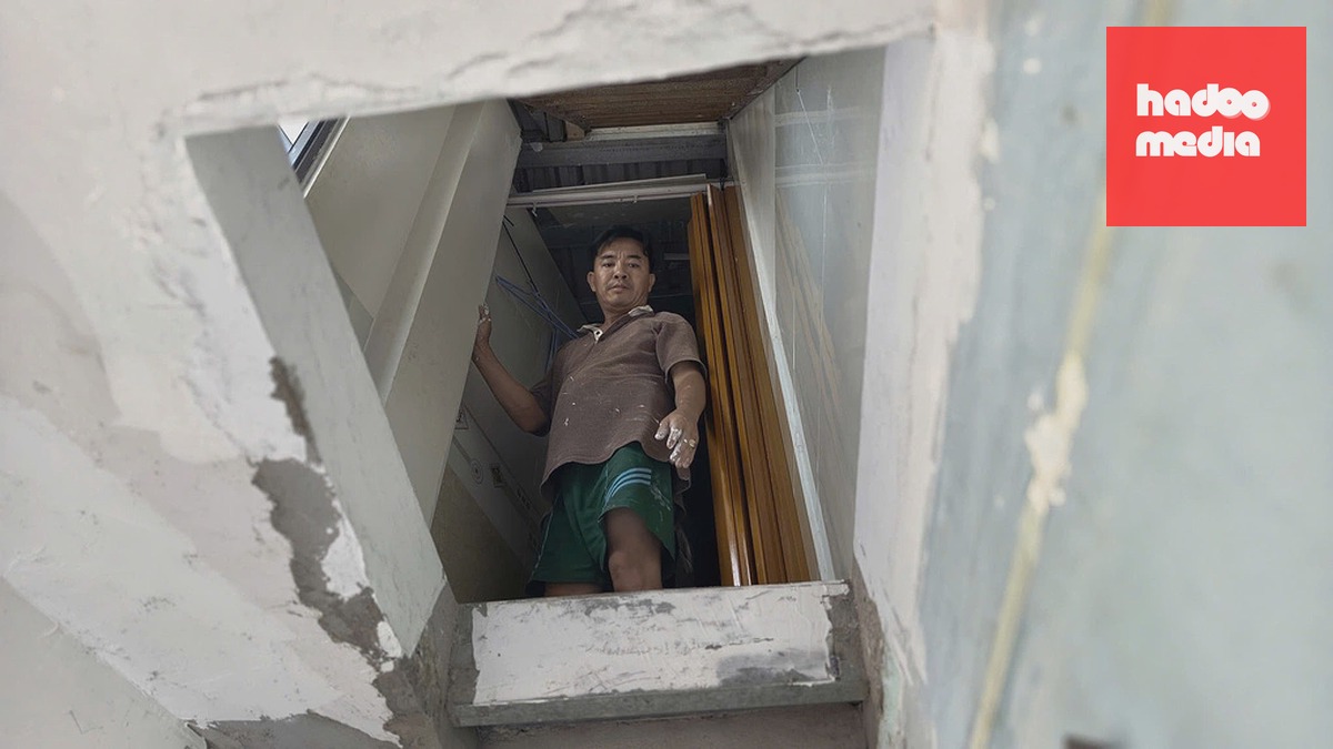 Sau khi bàn giao hơn 2/3 diện tích cho đơn vị thi công cải tạo rạch Xuyên Tâm, nhà của ông Dương chỉ còn một phần toilet và bếp ở tầng trệt và lầu một. Ảnh: Đình Văn