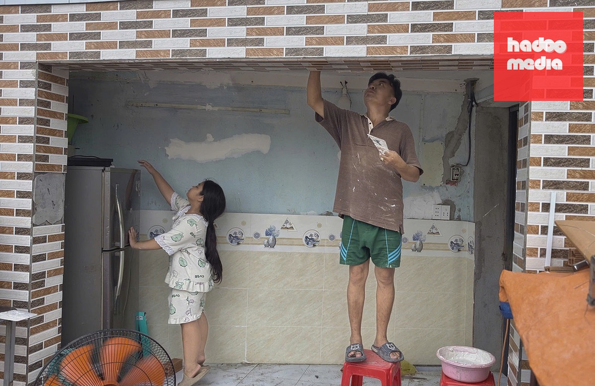 Ông Dương sơn sửa lại phần nhà còn lại rộng 8 m2 để vợ chồng và hai con sinh hoạt. Ảnh: Đình Văn