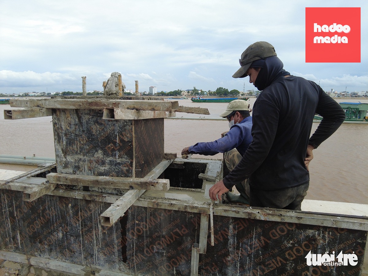 Dự án bờ kè sông Tiền, đoạn qua xã Thường Phước đã né được nước lũ từ thượng nguồn đổ về nhờ đẩy nhanh tiến độ - Ảnh: MẬU TRƯỜNG