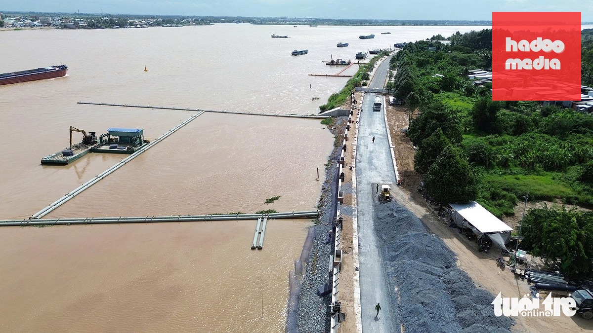 Bờ kè chống xói lở bờ sông Tiền hiện đã hoàn thành được khoảng 85% - Ảnh: MẬU TRƯỜNG