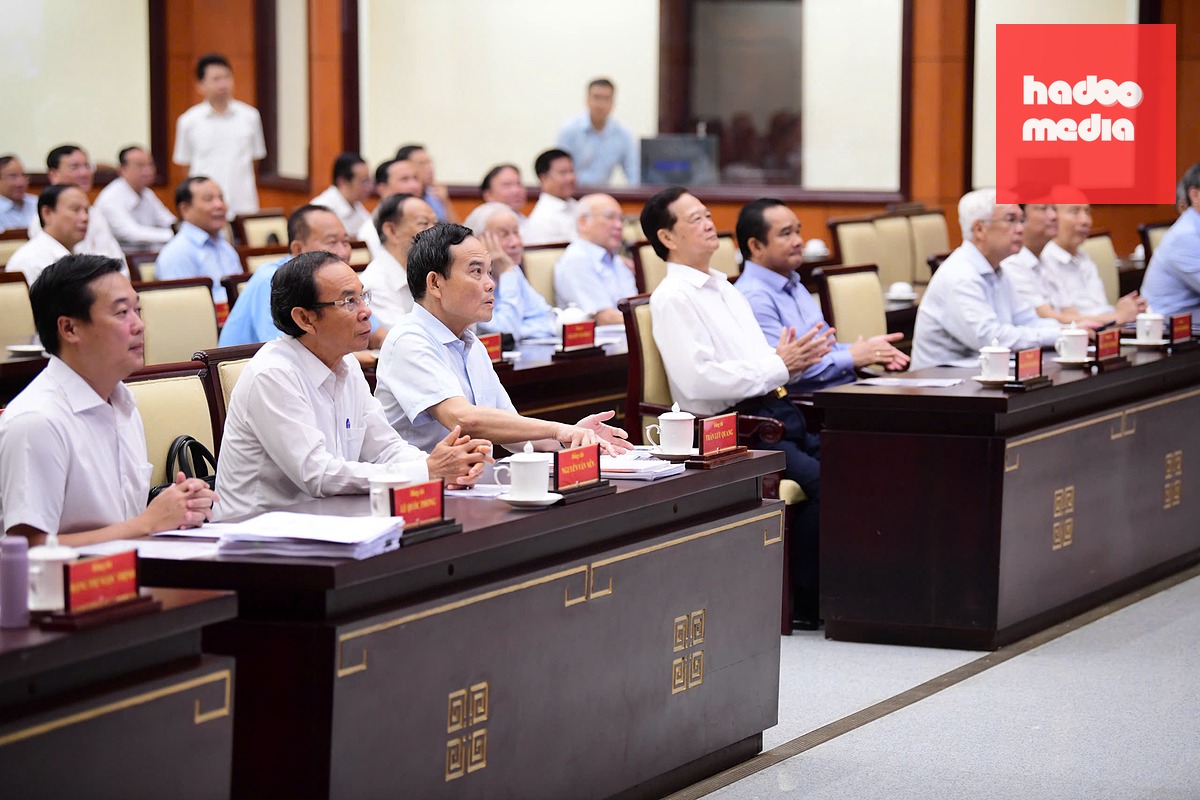 Bí thư Trần Lưu Quang cùng lãnh đạo, nguyên lãnh đạo Đảng, Nhà nước, TP.HCM dự hội nghị tại điểm cầu TP.HCM - Ảnh: QUANG ĐỊNH
