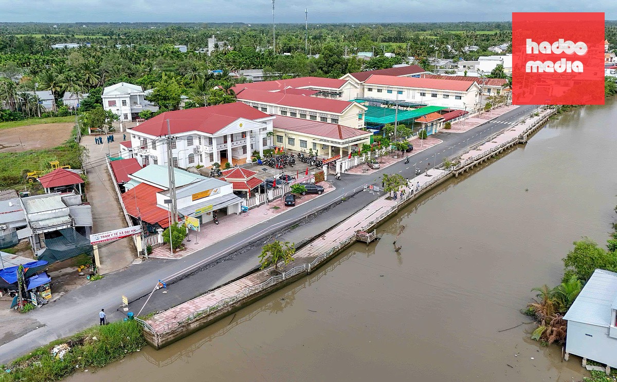 Một đoạn kè sông và đường tỉnh 932C đoạn trước UBND xã Đại Hải bị sạt lở - Ảnh: CTV