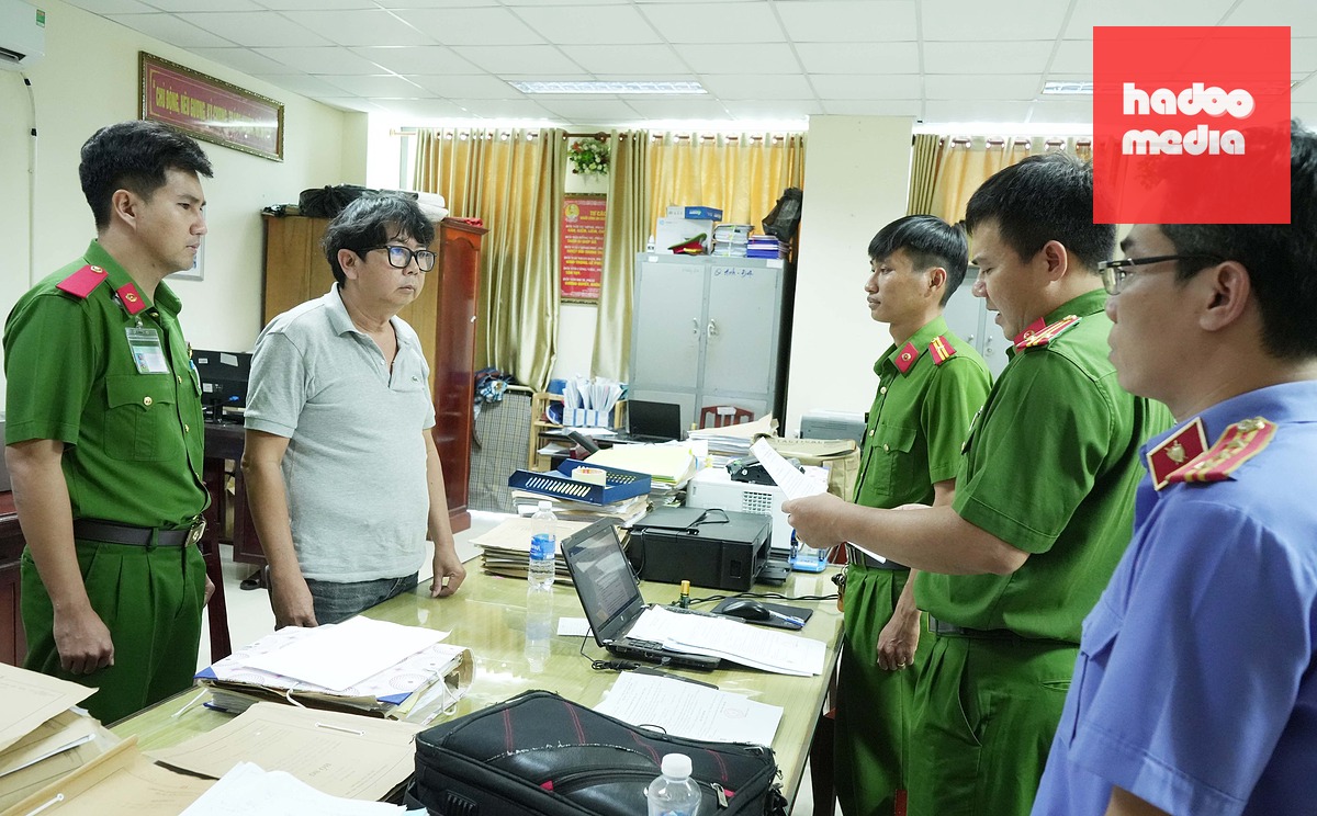 Công an đọc quyết định khởi tố Vương Lê Anh Tú - Ảnh: CACC