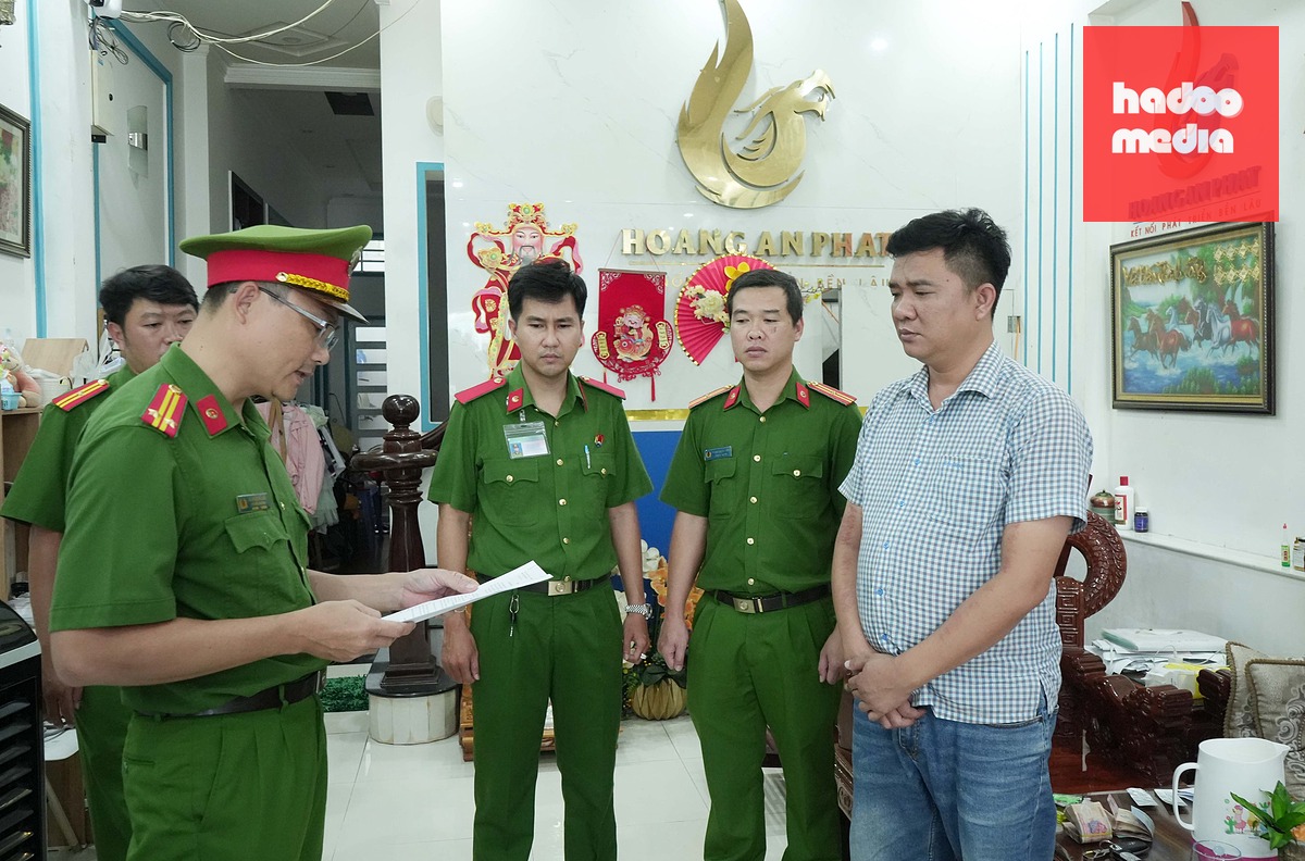 Công an đọc các quyết định khởi tố đối với Hoàng Trọng Quí - Ảnh: CACC