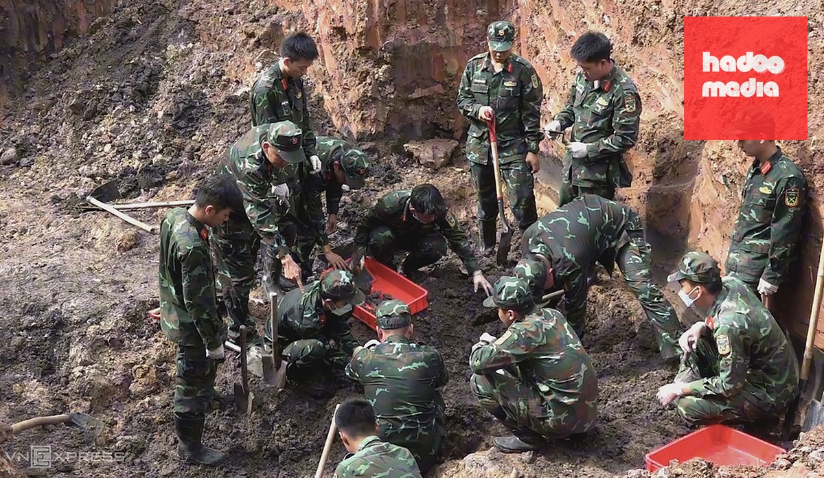 Đội quy tập tìm kiếm hài cốt liệt sĩ tại rãnh đào thứ hai ở công viên Lê Thị Riêng. Ảnh: Đình Văn