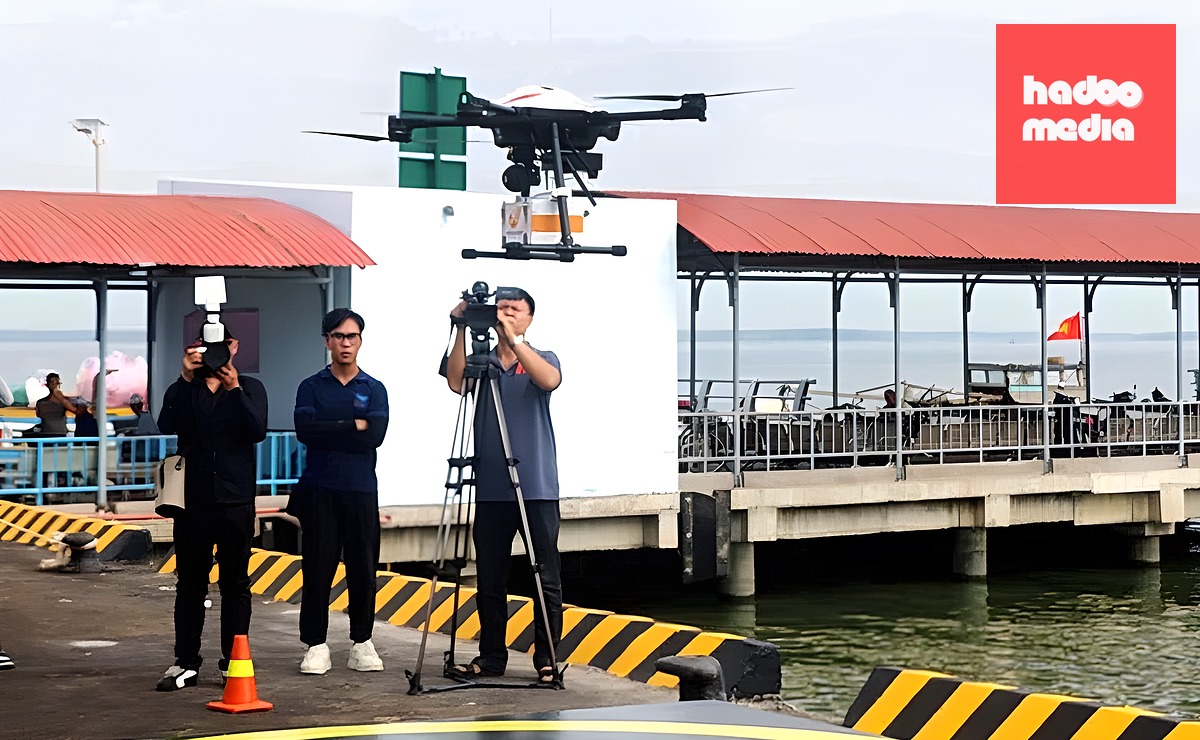 Yêu cầu định danh điện tử với phương tiện giao thông và thiết bị bay không người lái. Trong ảnh, ứng dụng UAV vào hoạt động giao hàng  - Ảnh: TRỌNG NHÂN