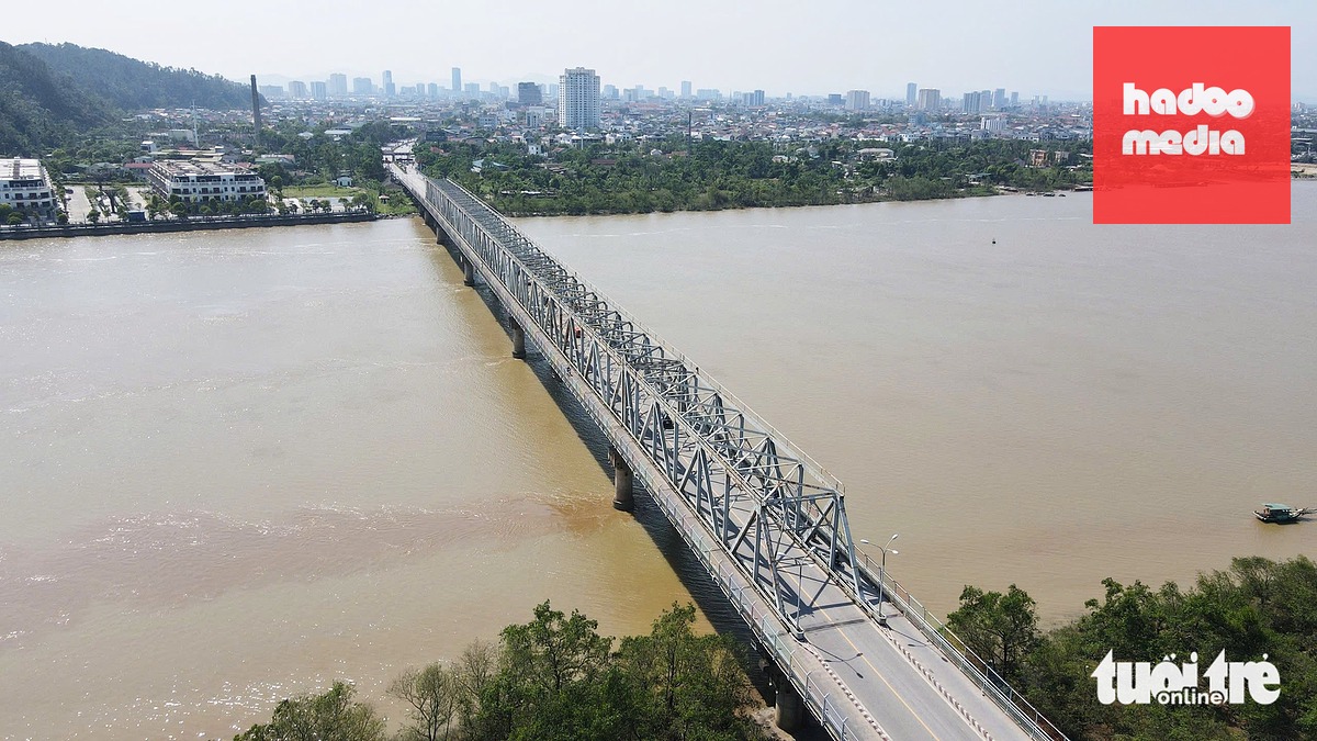Hiện nay đang có tổng cộng 5 cây cầu đường bộ bắc qua sông Lam nối Nghệ An và Hà Tĩnh gồm Bến Thủy 1 và 2, Cửa Hội, Yên Xuân, Hưng Đức (thuộc cao tốc Diễn Châu - Bãi Vọt). Trong ảnh là cầu Bến Thủy 1 được xây dựng, đưa vào sử dụng từ năm 1990 - Ảnh: DOÃN HÒA