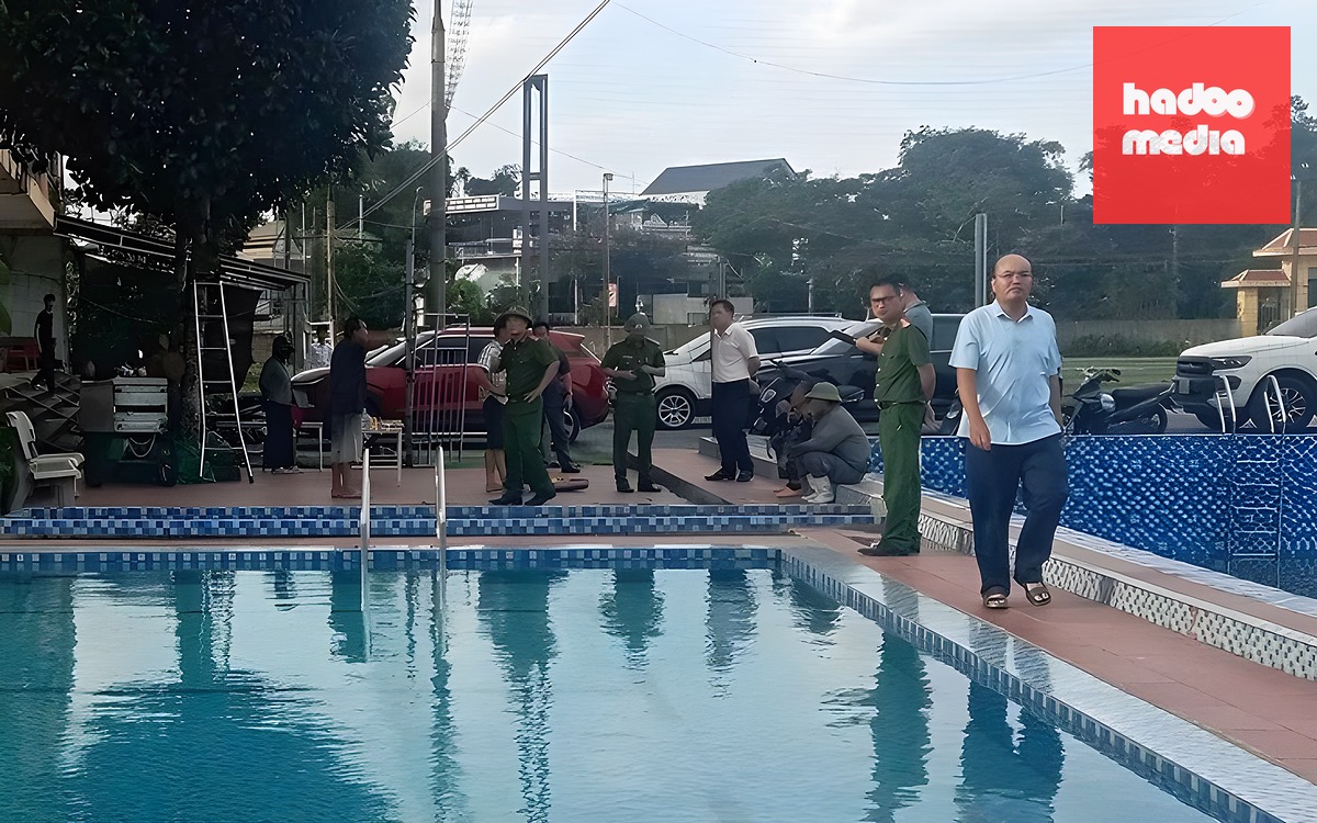 Đứng gần biển quảng cáo khi mưa lớn, 2 anh em ruột bị điện giật tử vong - Ảnh 2.
