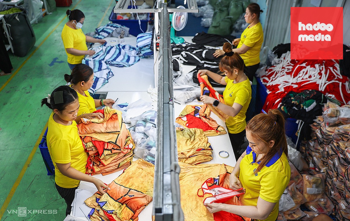 Giờ vào ca của công nhân dệt may tại TP HCM - lĩnh vực sử dụng nhiều lao động nữ. Ảnh: Như Quỳnh