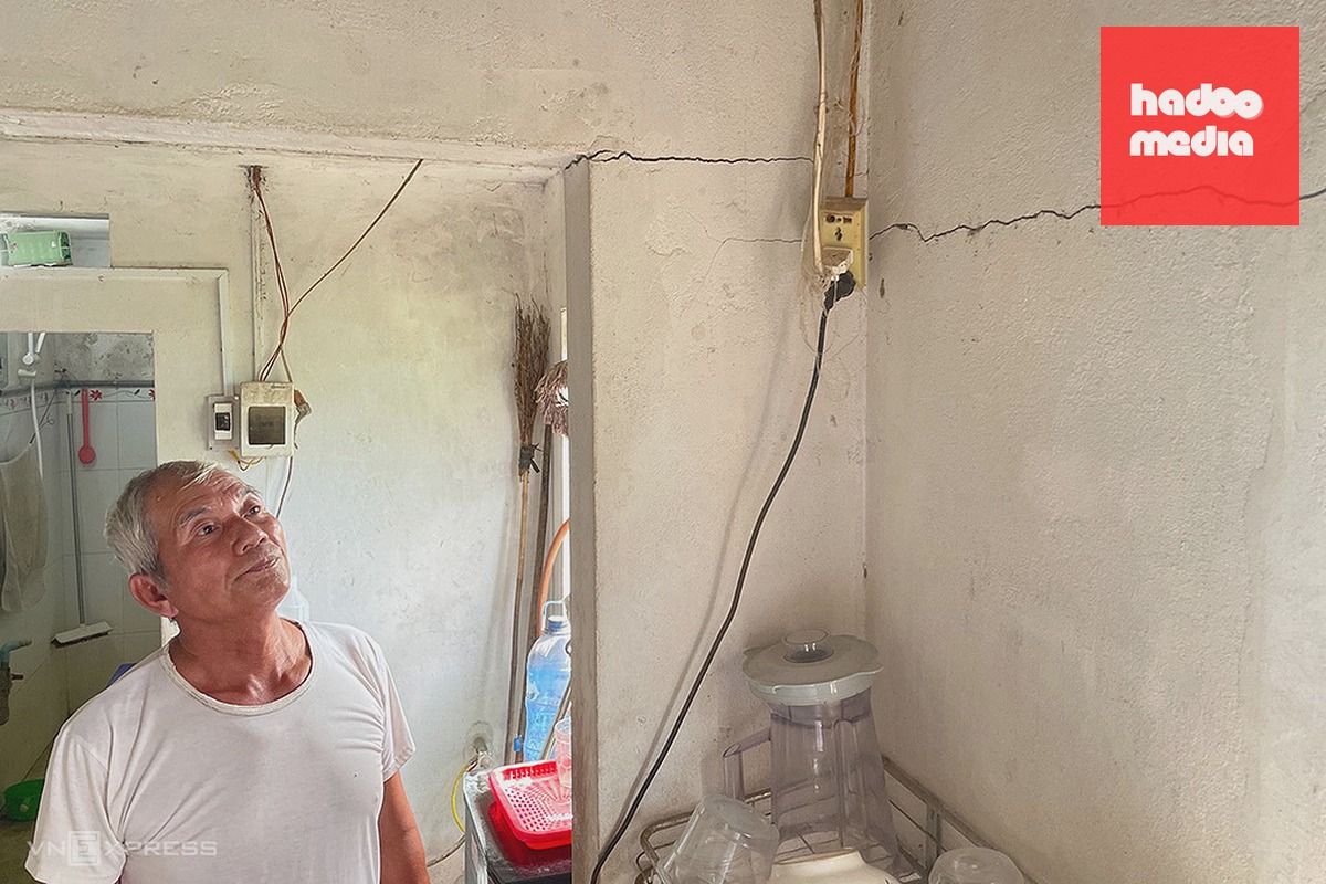 Vết nứt kéo dài cả mét ở gian nhà bếp gia đình ông Đặng Xuân Hoàng. Ảnh: Trần Hóa