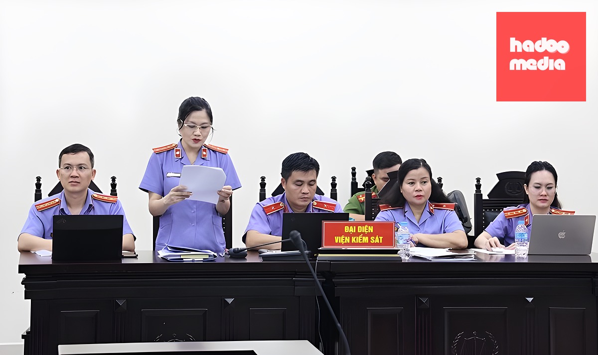Đại diện viện kiểm sát giữ quyền công tố tại phiên tòa - Ảnh: GIANG LONG