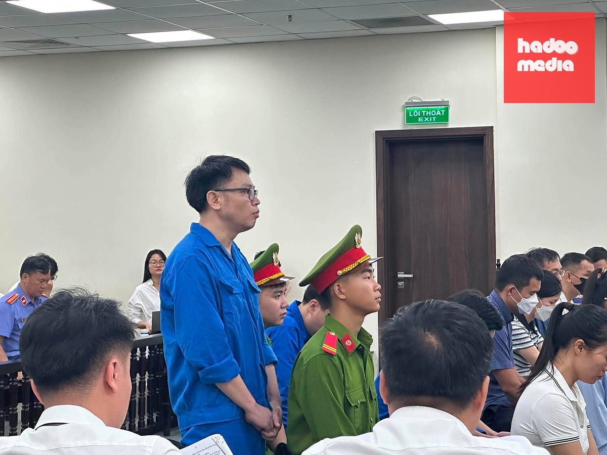 Cựu Cục phó Nguyễn Thế Việt tại phiên tòa xét xử vụ 100 tấn thực phẩm chức năng giả - Ảnh: THÂN HOÀNG