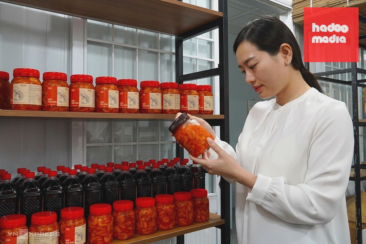 Trương Ngọc Ánh kiểm tra lại lô hành mắm tôm chua Cà Mau chuẩn bị xuất khẩu. Ảnh: Chúc Ly