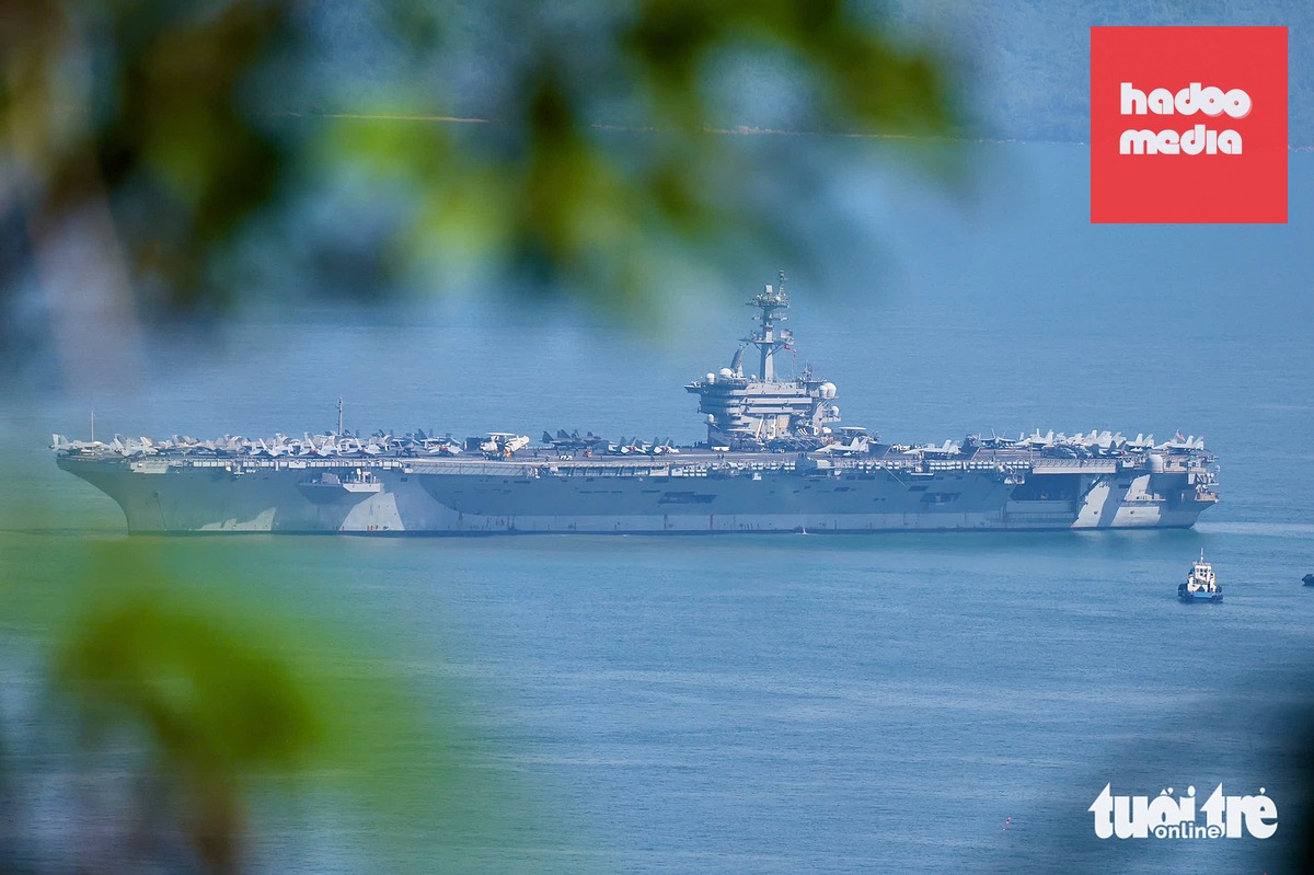 Tàu sân bay USS George Washington đang neo đậu gần Cảng Tiên Sa (Đà Nẵng) - Ảnh: NGUYỄN KHÁNH